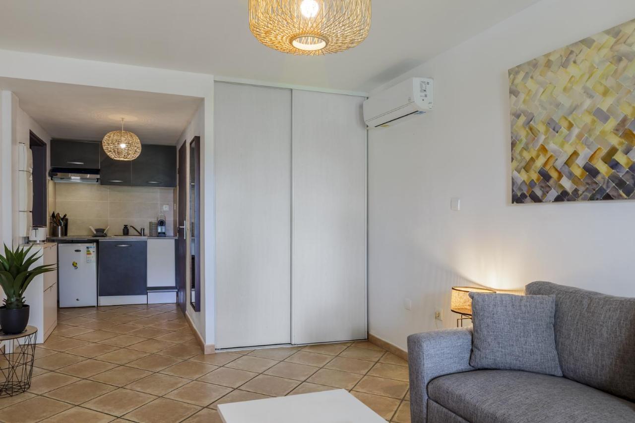 Le Saint-Gilles - Studio A St-Gilles-Les-Bains - Situe Dans Residence Privee Avec Piscine Extérieur photo